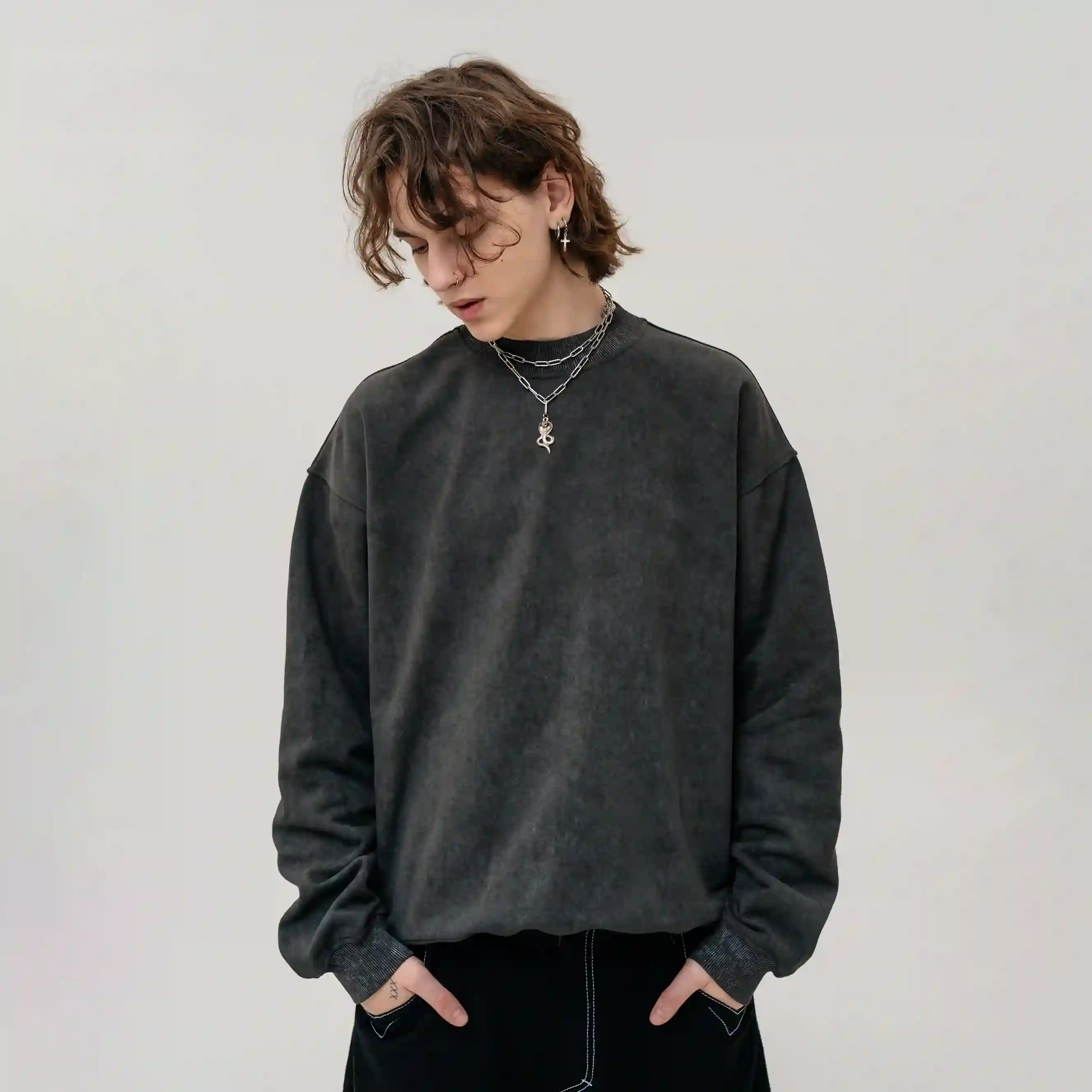 Черный свитшот реглан с вышивкой логотипа