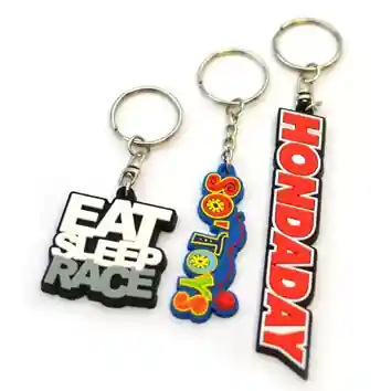 Брендированные брелки и подвесы на одежду